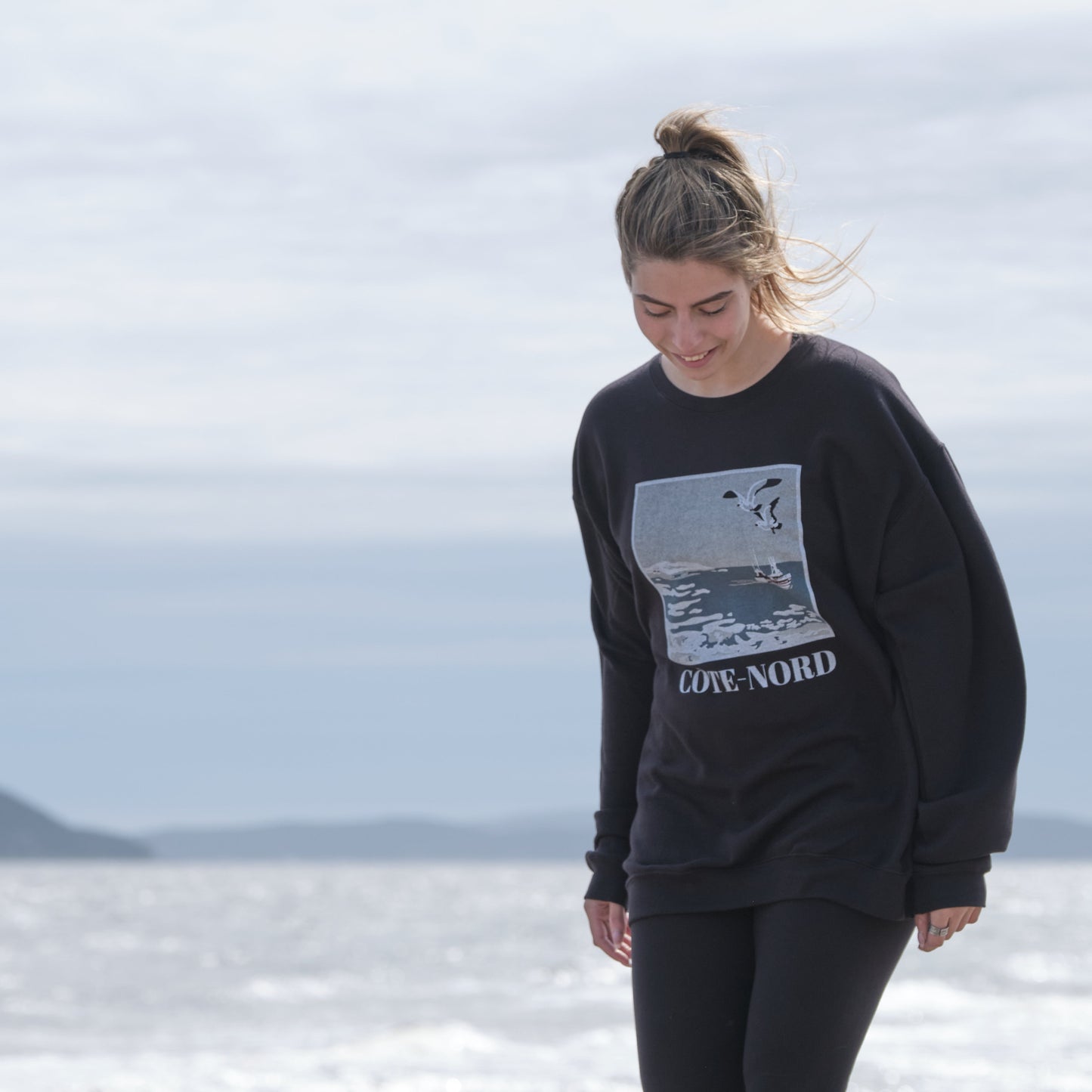 Fille souriante sur le bord de la mer à Sept-Îles