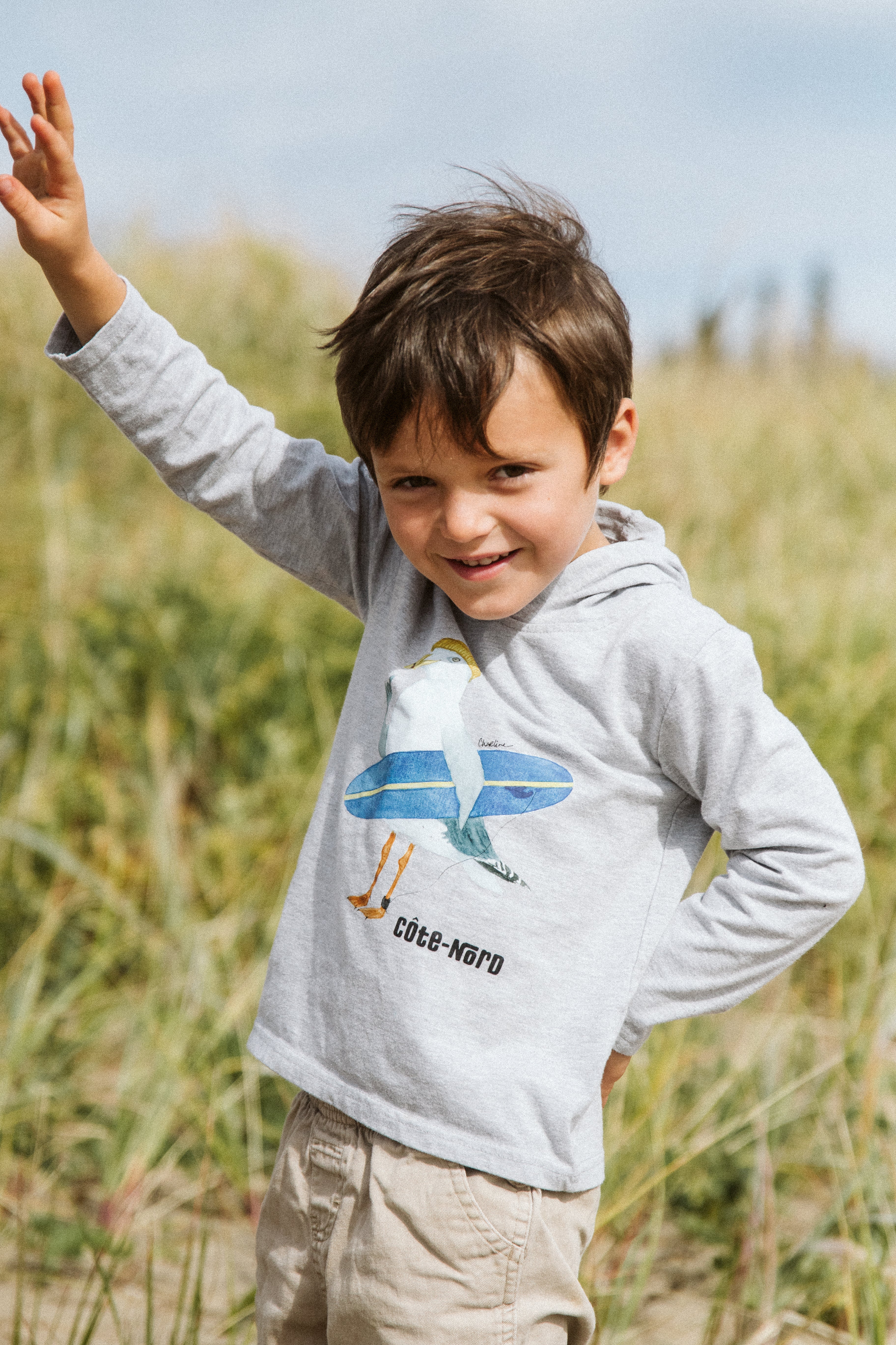 T-Shirt manches longues à capuche ~ Goéland surfeur | x Charline de Champlain