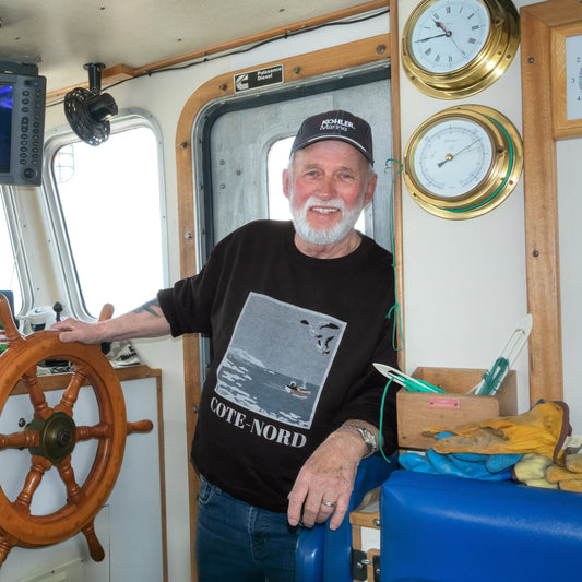 Pêcheur de crevettes nordiques dans son bateau